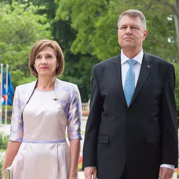 Carmen și Klaus Iohannis, reclamați la Poliţie că nu au purtat mască de protecție pe stradă