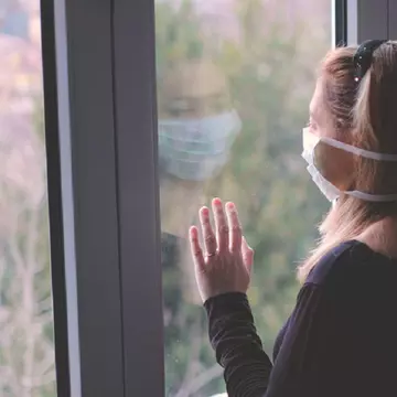 Cine este femeia care a trecut prin cea mai lungă perioadă de infectare cu SARS-CoV-2