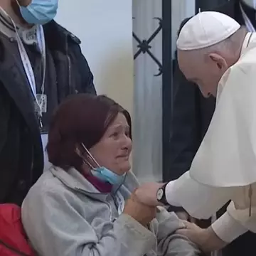 Româncă în lacrimi față în față cu Papa Francisc - care este povestea impresionantă din spatele imaginii