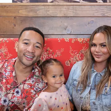 Chrissy Teigen, soția lui John Legend, și-a făcut transplant de sprâncene