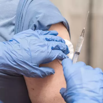 Un italian a încercat să se vaccineze într-un braț fals pentru a obține Certificatul Verde