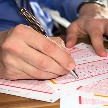 Un bărbat a cumpărat din greșeală biletul de loterie de două ori și a câștigat premiul pe viață