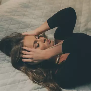 RALUKA ne cântă „Acum”