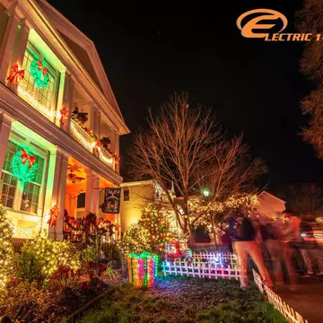 Decorațiuni de Crăciun și iluminare inteligentă cu banda led pentru o casă de poveste