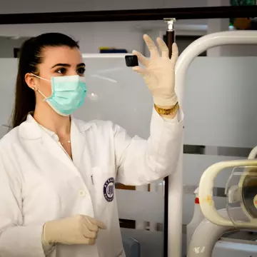 Asistentul medical, punte între pacient și specialist. 5 sfaturi ca să te acomodezi cu acest job