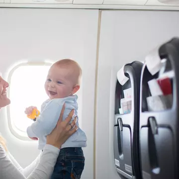 Ce trebuie să știi dacă zbori cu avionul pentru prima dată împreună cu bebelușul