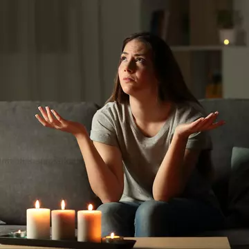 Sute de mii de români riscă să rămână fără curent electric dacă țin prea multe aparate în priză