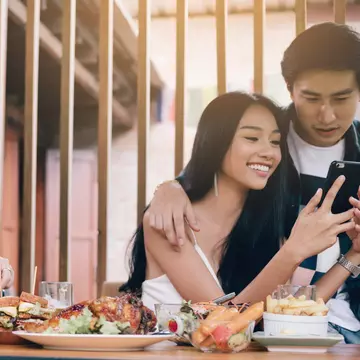 Ce este comparația socială și cum îți distruge interacțiunile cu cei din jur