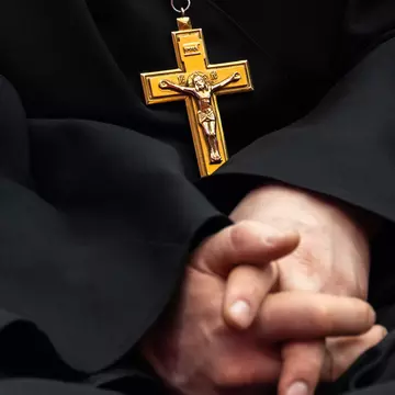 Un preot bolnav de COVID-19 din Cluj a mers la enoriași de Bobotează: „Chiar ne-a întrebat dacă suntem de acord să sărutăm Sfânta Cruce”