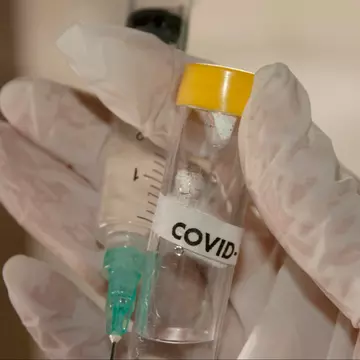 Ce s-a întâmplat cu profesoara de biologie care a vaccinat anti-COVID-19 un elev la ea acasă