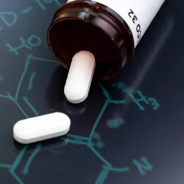 Molnupiravir, primul medicament ce tratează COVID-19, va ajunge marți în România