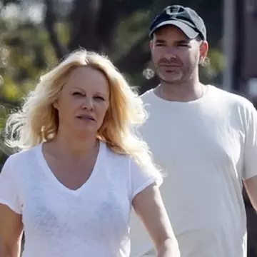 Pamela Anderson și Dan Hayhurst divorțează după un an de căsnicie