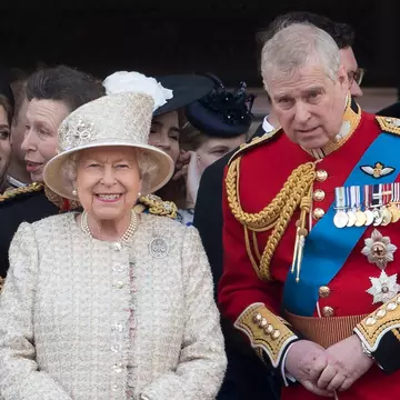 Regina Elisabeta a II-a i-a retras prințului Andrew toate distincțiile militare și titlul de Alteță Regală