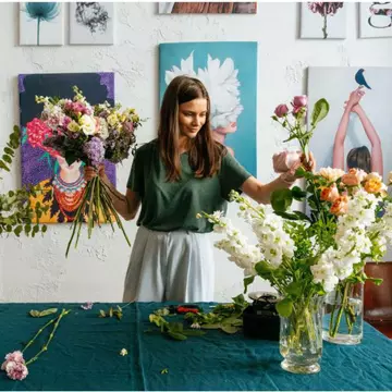 Tu cum oferi un buchet de flori persoanelor dragi? Descoperă ACUM 3 lucruri care să te ajute