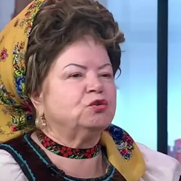 Saveta Bogdan, amor ca-n adolescență la 76 de ani. Ce cadou i-a făcut iubitul de ziua ei