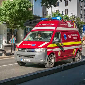 Un pompier aflat în misiune și-a resuscitat propria fiică, victimă a unui accident rutier. Adolescenta a murit la spital