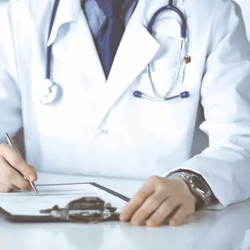 Sibiu: Un medic de familie și-a pus prietenul fără pregătire medicală să stea la cabinet, în locul lui, pentru o zi