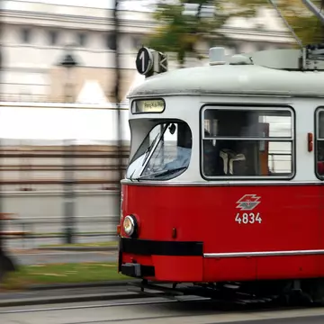 Tânără de 17 ani, bătută brutal de șase oameni, pentru că nu purta mască în tramvai