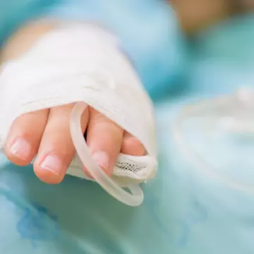 Moartea a doi copii aduși prea târziu la medic, anchetată de DSP: „Concepția lor este să nu stea la mâna unui medic”