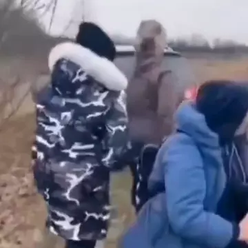 Video viral. Reacția unei mame ucrainene când o femeie străină trece granița spre Ungaria cu copiii ei