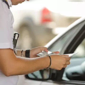 O femeie cu COVID-19, cercetată penal pentru că nu a respectat carantina și a călătorit în străinătate