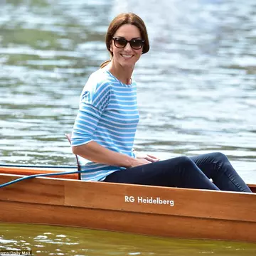Kate Middleton, surprinsă în timp ce juca  rugby cu sportivii profesioniști