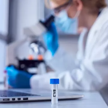 Studiu: Infectarea cu mai multe variante Omicron este posibilă, dar se întâmplă rar