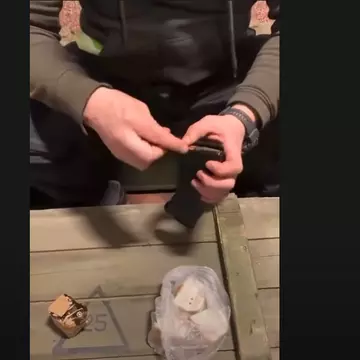 De ce ung soldații ucraineni gloanțele cu untură de porc înainte de a pleca la luptă