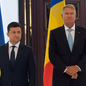 Klaus Iohannis și Volodimir Zelenski au vorbit la telefon: „L-am asigurat de întreaga susţinere din partea României”