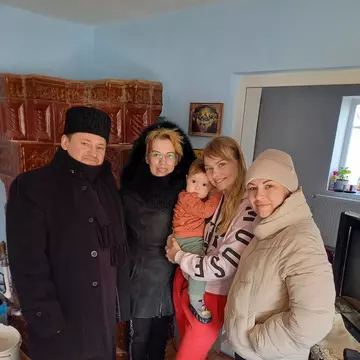 Alături de copiii din Ucraina. Fundația Ringier România a donat combustibil solid și medicamente pentru zeci de refugiați ucraineni găzduiți în comuna Jijila