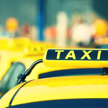 Unii taximetriști români păcălesc refugiații ucraineni. Cât le cer pe curse celor care fug din calea războiului