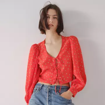Întâmpină primăvara cu cele mai feminine topuri Levi's 