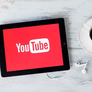 YouTube se transformă în Netflix: va difuza filme și producții TV întregi. Prin ce diferă?