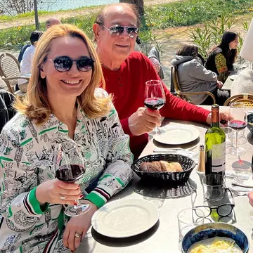 Andreea Esca și-a aniversat soțul la Paris, alături de socri și cumnați
