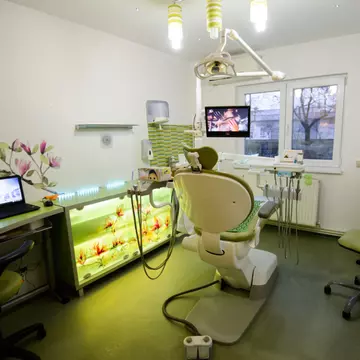În ce constau pregătirile înaintea inserării unui implant dentar și cât de importante sunt ele?
