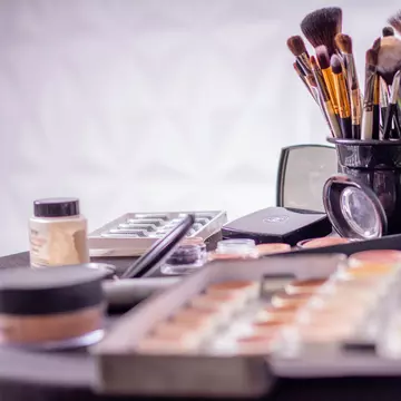 Cât costă să devii make-up artist