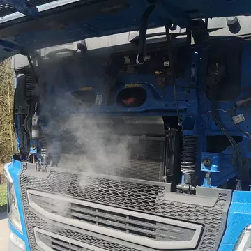 Reacția emoționantă a unui ucrainean când a întâlnit un român care își repara mașina