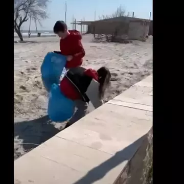 Câțiva refugiați ucraineni au făcut curat pe o plajă din Mamaia. Reacția românilor când au văzut grămezile de gunoaie adunate