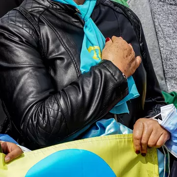 Ucrainenii își apără țara doar cu steagul în mâini. Au făcut scut uman în fața armatei rusești