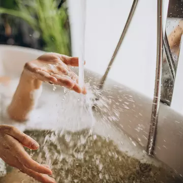 Beneficiile Mănuşilor Exfoliante: Pielea Îți va Arăta Mai Bine ca Niciodată