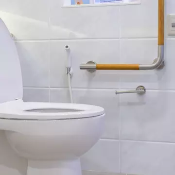 Întâmplare bizară între o săteancă din Ucraina și un soldat rus: „Mi-a furat și vasul de toaletă!”