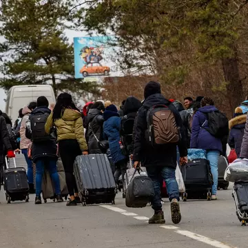 Poveștile ucrainencelor care se întorc în orașele bombardate de ruși: „Dacă se întâmplă ceva cu familia mea, eu de ce să mai trăiesc?”