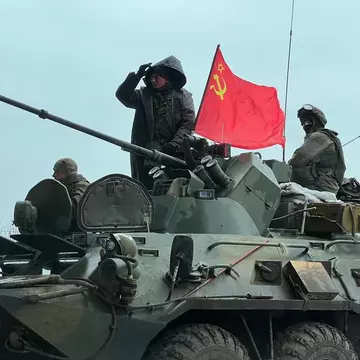 Cum justifică Kremlinul folosirea steagului sovietic în războiul din Ucraina: „Este un lucru sacru pentru toate generațiile”