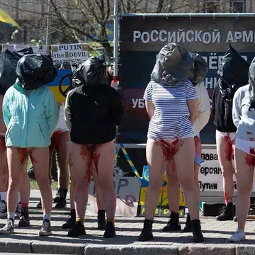 Protest împotriva violurilor din Ucraina: 200 de femei din Letonia, cu mâinile legate la spate și vopsea roșie pe corp