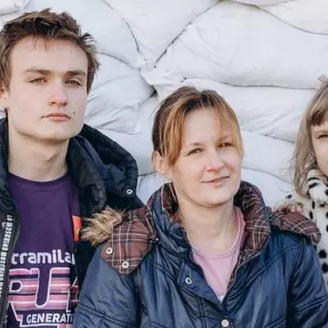 Un adolescent de 15 ani din Ucraina și-a cărat în spate mama rănită trei kilometri