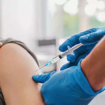 Motivul pentru care un bărbat s-a vaccinat de 90 de ori împotriva COVID-19