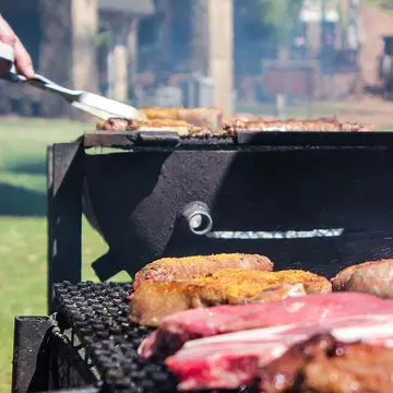 Atenție la micii și cârnații din comerț pentru masa de 1 Mai! Cu ce poate fi substituită carnea din aceste produse