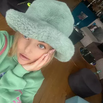 Delia, în ipostaze provocatoare, fără sutien, pe Instagram. Cum au reacționat fanii