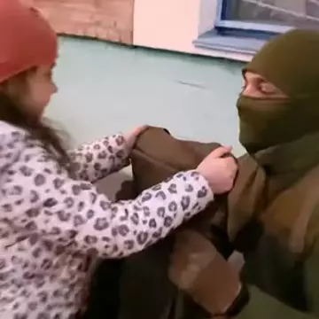 O fetiță de 7 ani a vândut flori ca să cumpere o vestă antiglonț pentru un soldat ucrainean