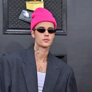 Justin Bieber, cea mai neinspirată ținută de la gala premiilor Grammy